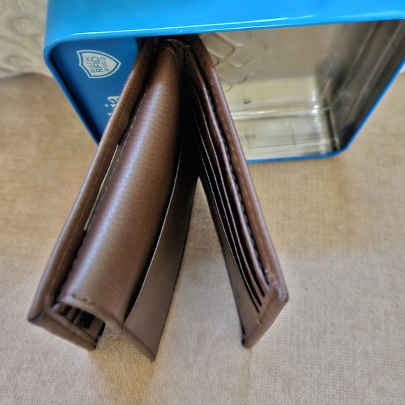 Columbia Wallet NIB - Picture 3 of 9